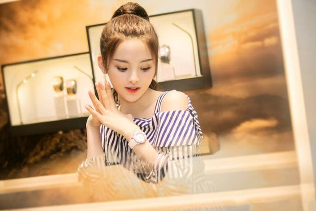 杨超越拿下腕表代言,村花的时尚表现力超乎你