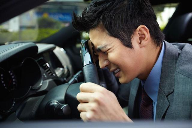 为什么那么多已婚男人下班后，先要在车里呆上几分钟再回家?