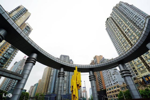 买房, 两梯三户, 该选中间户, 还是东西户?