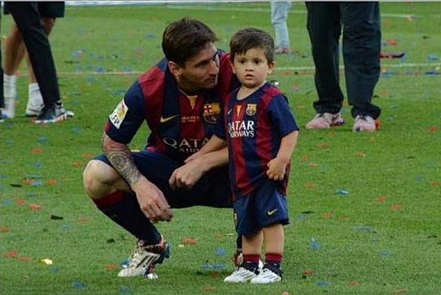 C罗儿子是梅西的铁杆粉丝,看他们的儿子是怎么打球的