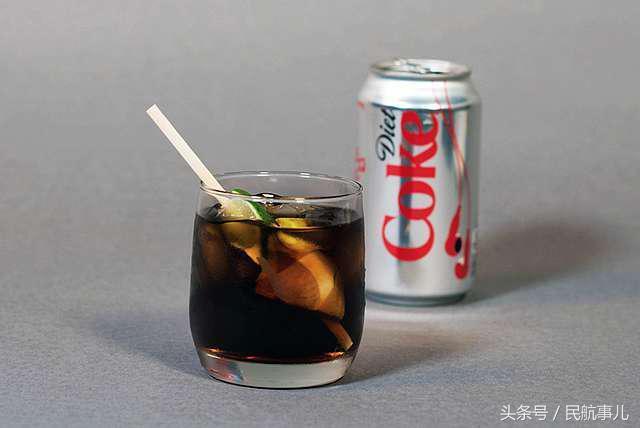 美国航空弃用塑料吸管,客舱及休息室改用可降