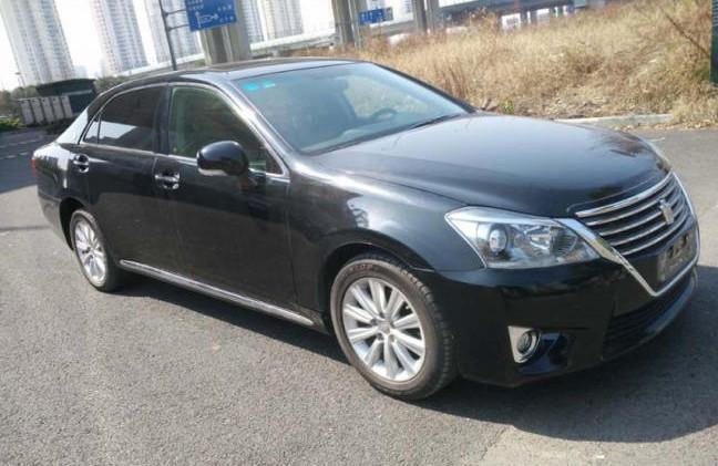 面包车迎面撞上皇冠, 没想到一句话让五菱车主哽咽了