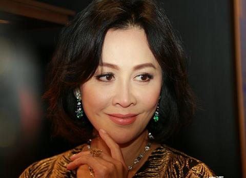 女神刘嘉玲有情有义，老公梁朝伟出手大方送豪车