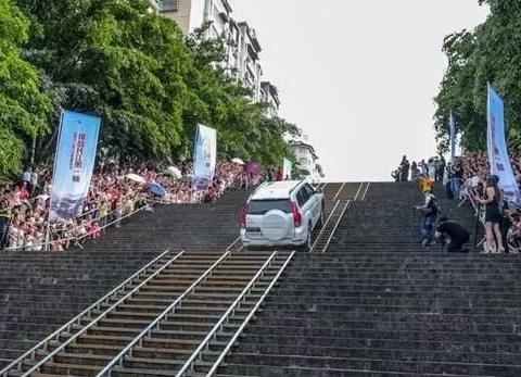 攀爬60度陡坡！哈弗H9云阳登云梯挑战新记录