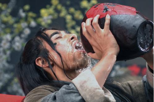 水浒里梁山好汉总是大碗喝酒、大口吃肉, 而他们是靠什么赚钱的呢