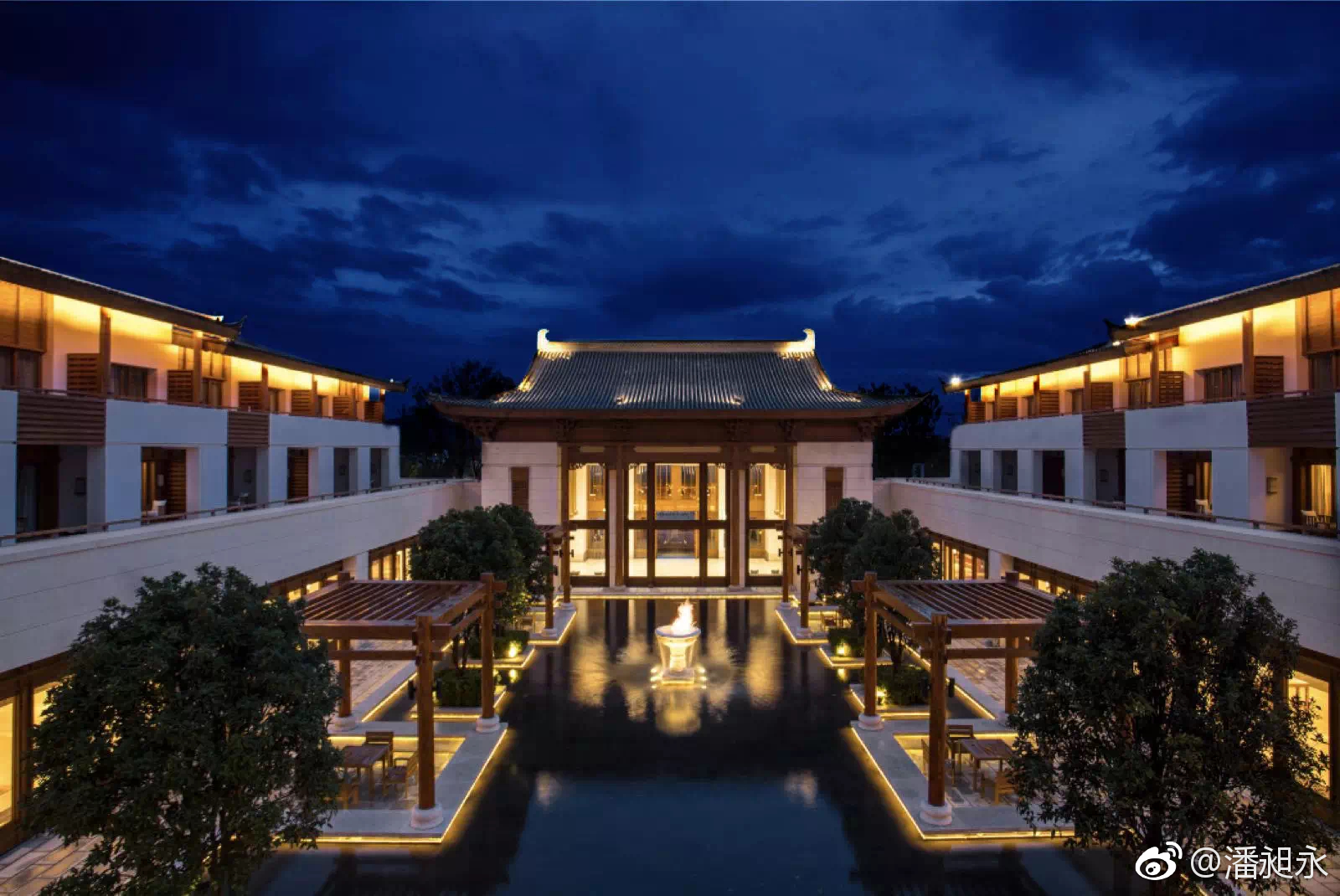 丽江复华丽朗度假酒店坐落于丽江复华国际度假世界雪山小镇