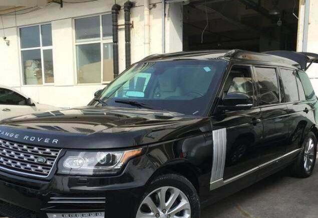 买路虎被女友骂，一打开车门女友却惊叫起来！