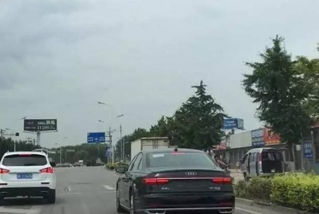 路上偶遇奥迪车型, 本以为是老款, 仔细一看却是未上市的新款