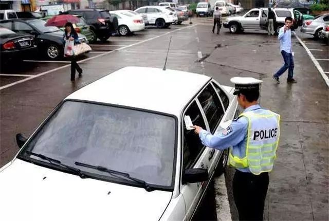 配合交警联合执法 城管即将拥有贴条罚款的权力