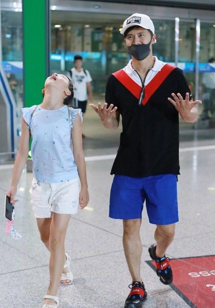田亮带女儿森碟现身机场，小森碟变胖了，父子俩秒变表情包超可爱