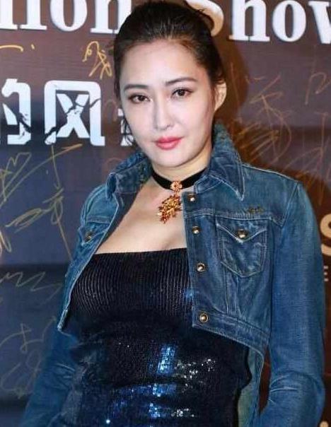 身高178cm的孟广美，51岁模特身材保持依旧，她老公才是人生赢家