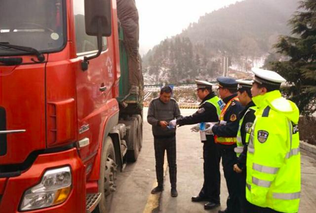 交警的:2018年7月起全面禁止不合格货车通行