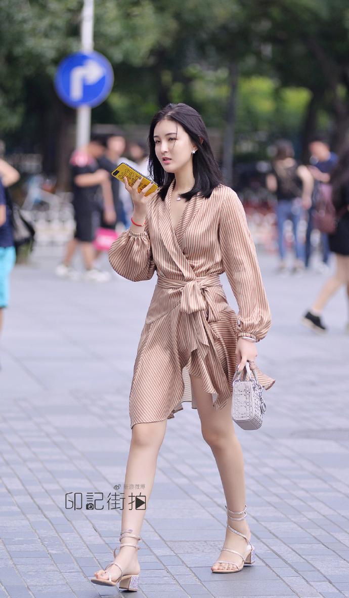 北京街拍, 三里屯的气质美女, 身材好, 皮肤白