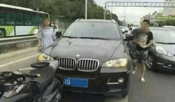 宝马追尾摩托 整的小伙子破口大骂 交警一句话让宝马女脸色煞白