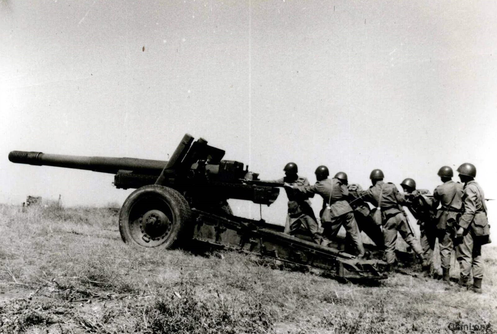 老照片：越战期间山头上的美国炮兵