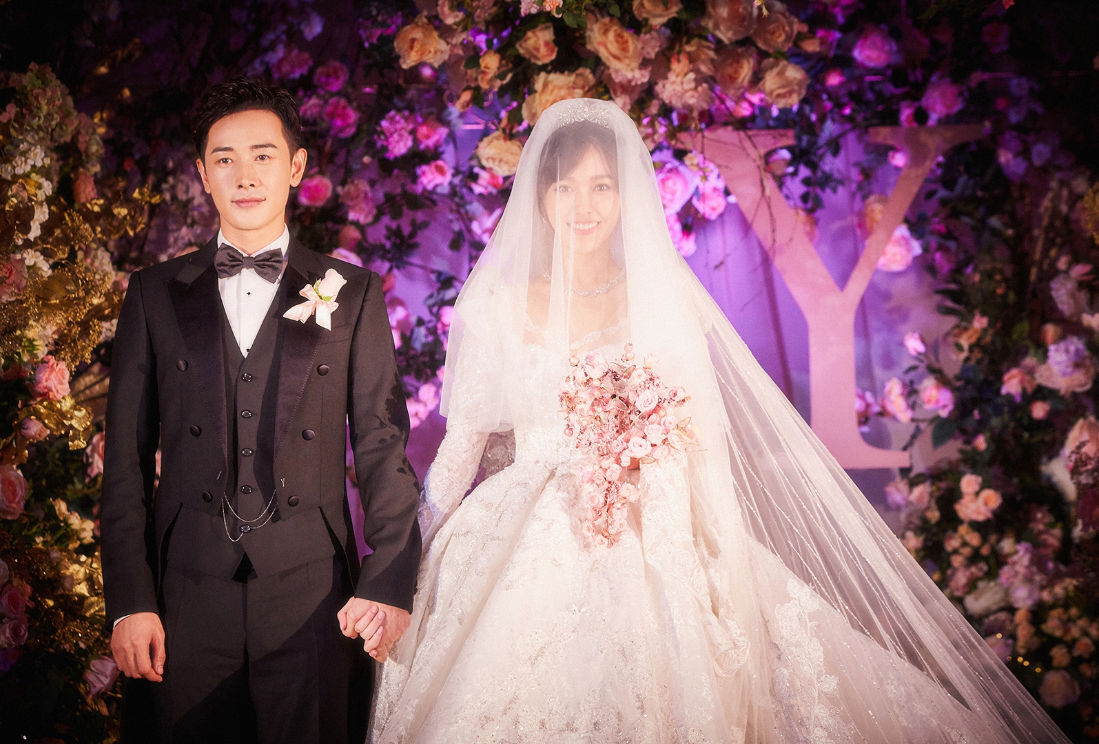 罗晋唐嫣工作室晒婚礼现场九宫格,两人在花海