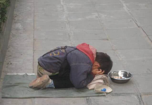 街上讨饭的小乞丐,大部分是丢失儿童,人贩子每日定量