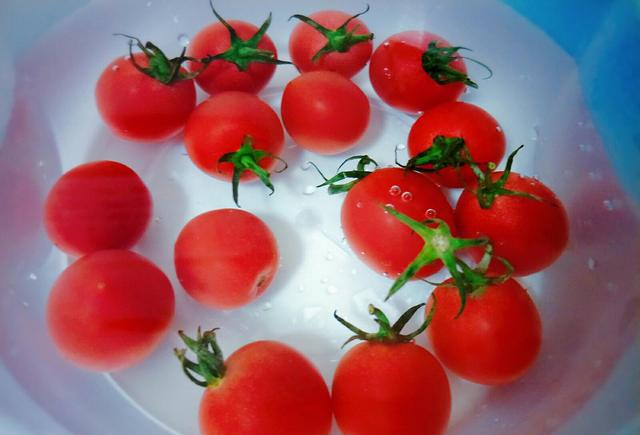 荷花西红柿,既能生吃,炒菜,也可榨汁,做酱,叫蔬