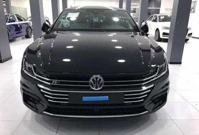 新款大众CC亮相4S店，或将24万起售，外观帅爆但内饰有点土