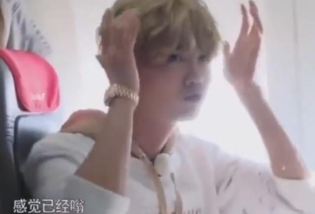 鹿晗坐飞机引起不适 一边的蓝盈莹全程不知所措，邓超爸爸太贴心