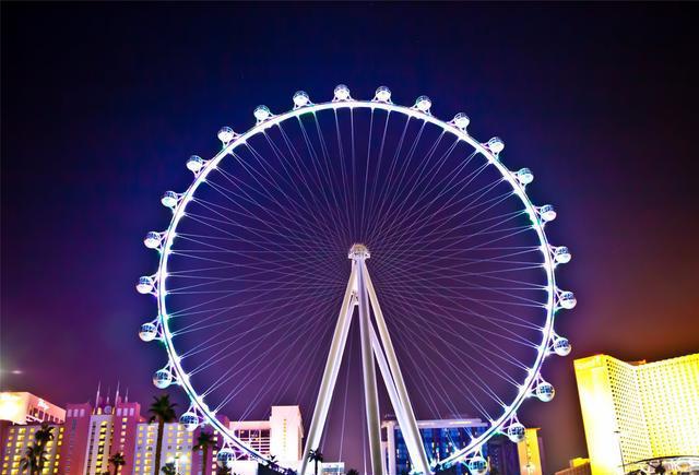 豪客摩天轮位于美国赌城拉斯维加斯大道凯撒皇宫附近,投资5.