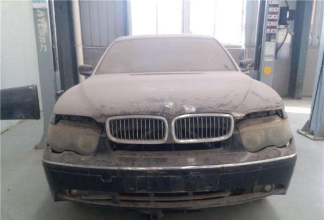 宝马7系现身车间，满身灰尘伤痕累累，内饰真的让我着迷