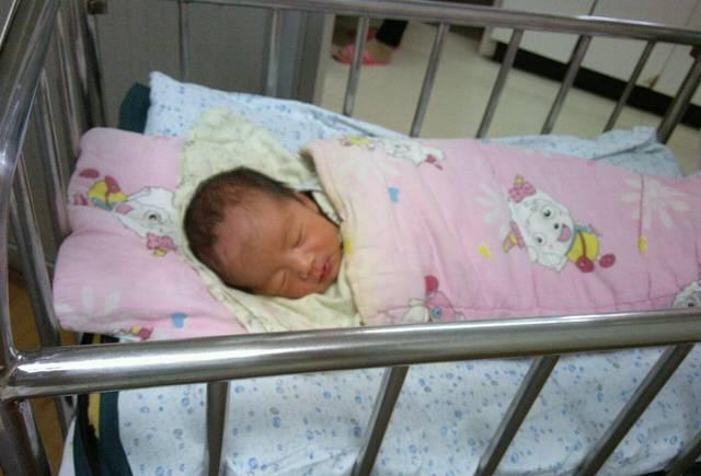 满月宝宝打完疫苗高烧不退, 突然抽搐, 经医生诊