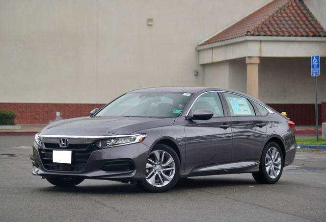 首批十代雅阁现身，造型运动内饰科幻，16万起凯美瑞压力很大