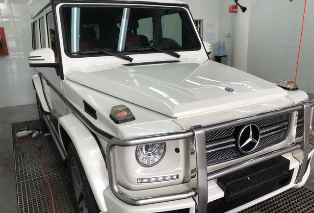 这车100多W拥有 2014款奔驰G65~AMG 白色黑红色格子皮