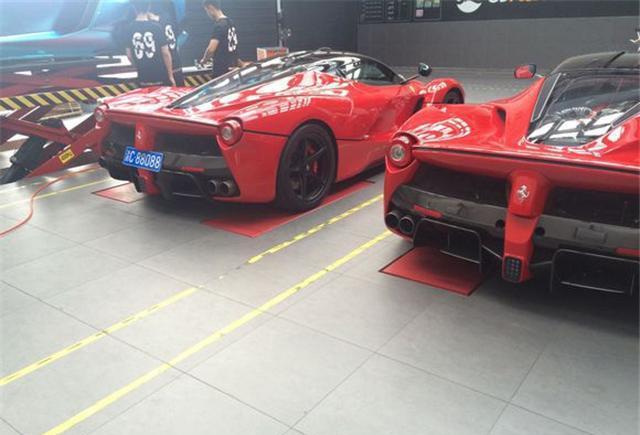 重庆第二台法拉利拉法, 2000多万的车开进来就惹起围观!