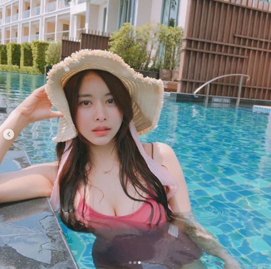 韩国女艺人韩宝凛自曝泳装照 容貌清纯曲线火辣