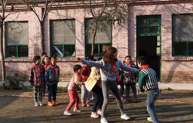 小学生家长在微信群发飙,要自己孩子必须坐前