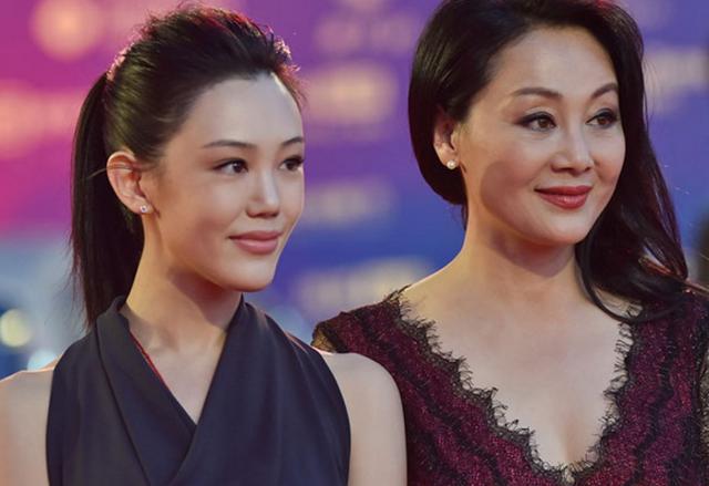 56岁王姬近照，11次拿影后无人敢娶，儿子是她一生的遗憾！