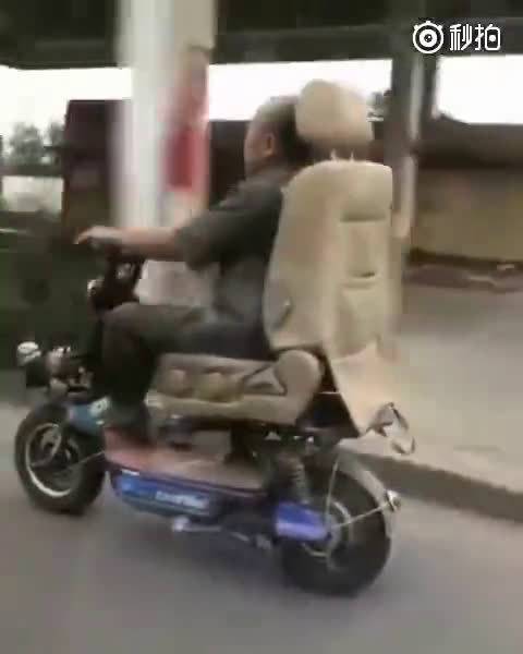 人这一辈子,最重要的是享受,哪怕骑的是电动车! 搞笑视频