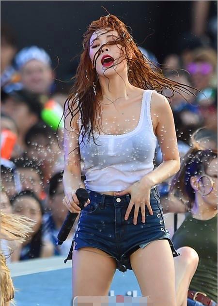 韩国女歌手金泫雅雨中献唱音乐节, 白T紧身短裤大秀性感!