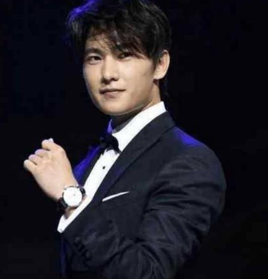 继鹿晗后张翰颜值崩塌, 杨洋发胖变大叔, 网友: 男明星中年危机?