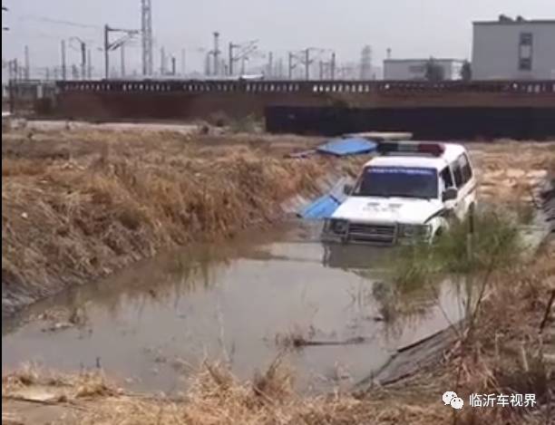 这款国产SUV警车性能比路虎揽胜还优越，跋山涉水无所不能！