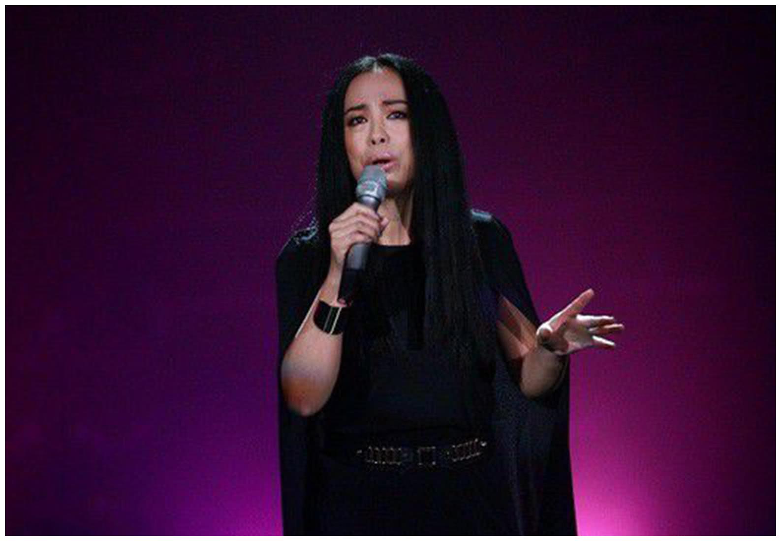 50岁黄绮珊近照，3段失败婚姻如今表情憔悴，两个儿子成这样