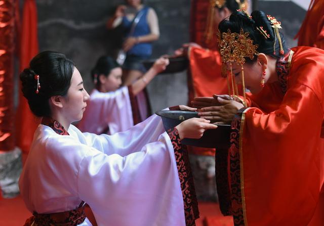 为什么结婚的时候,女方会要求男方买辆车?原因