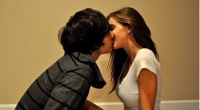 新婚之夜老公迟迟不&ldquo;干&rdquo;事，急得我主动扯开他双腿，看完我疯了