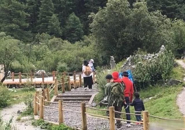 网友晒爸爸去哪儿第六季路透照,萌娃们个个困