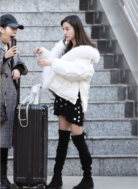 小姐姐穿短裙配长靴太迷人了,撩发的动作惊呆众人!