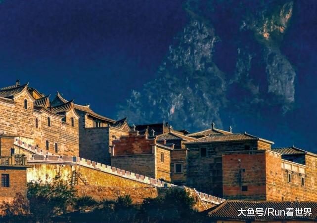 云南一个贫瘠的地方, 却建起了数百栋欧式风格的房屋, 江外小香港