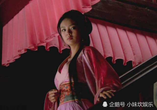 38岁安以轩现身机场,两条腿两个色号,看完还觉