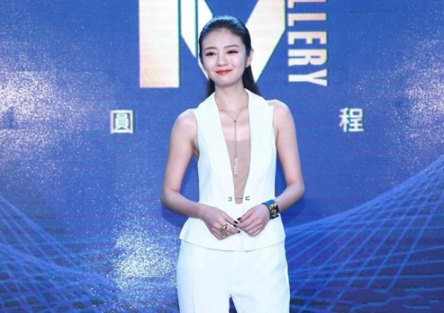 穿件白色夹克背心,胸骨却清晰可见很抢镜