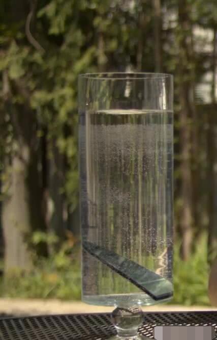 老外测试一加手机6的防水性能 这结果没毛病