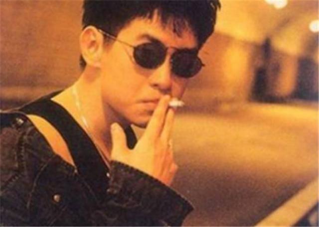 2岁患麻痹症,当红时退圈,今坐跑车出行,痛批整一个娱乐圈!
