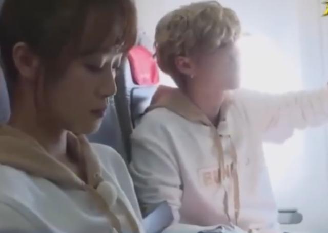 鹿晗坐飞机引起不适 一边的蓝盈莹全程不知所措,邓超爸爸太贴心