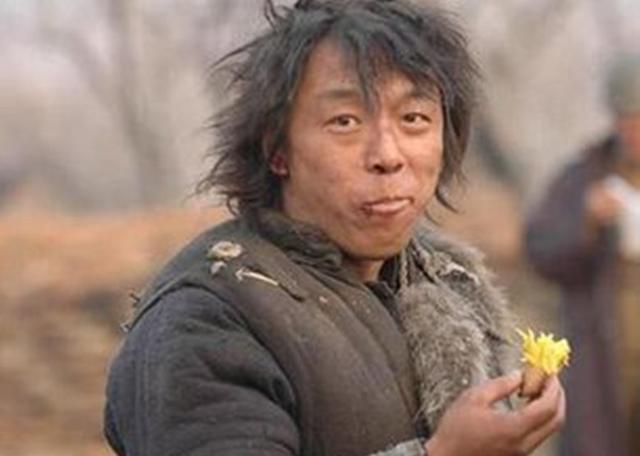 乞丐坟地里捡来一小孩,从此飞黄腾达,小孩却说出了他的死期