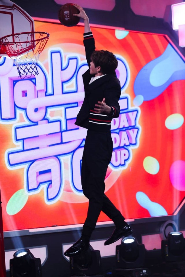 蔡徐坤打篮球帅气十足,帅气的扣篮却被身上的